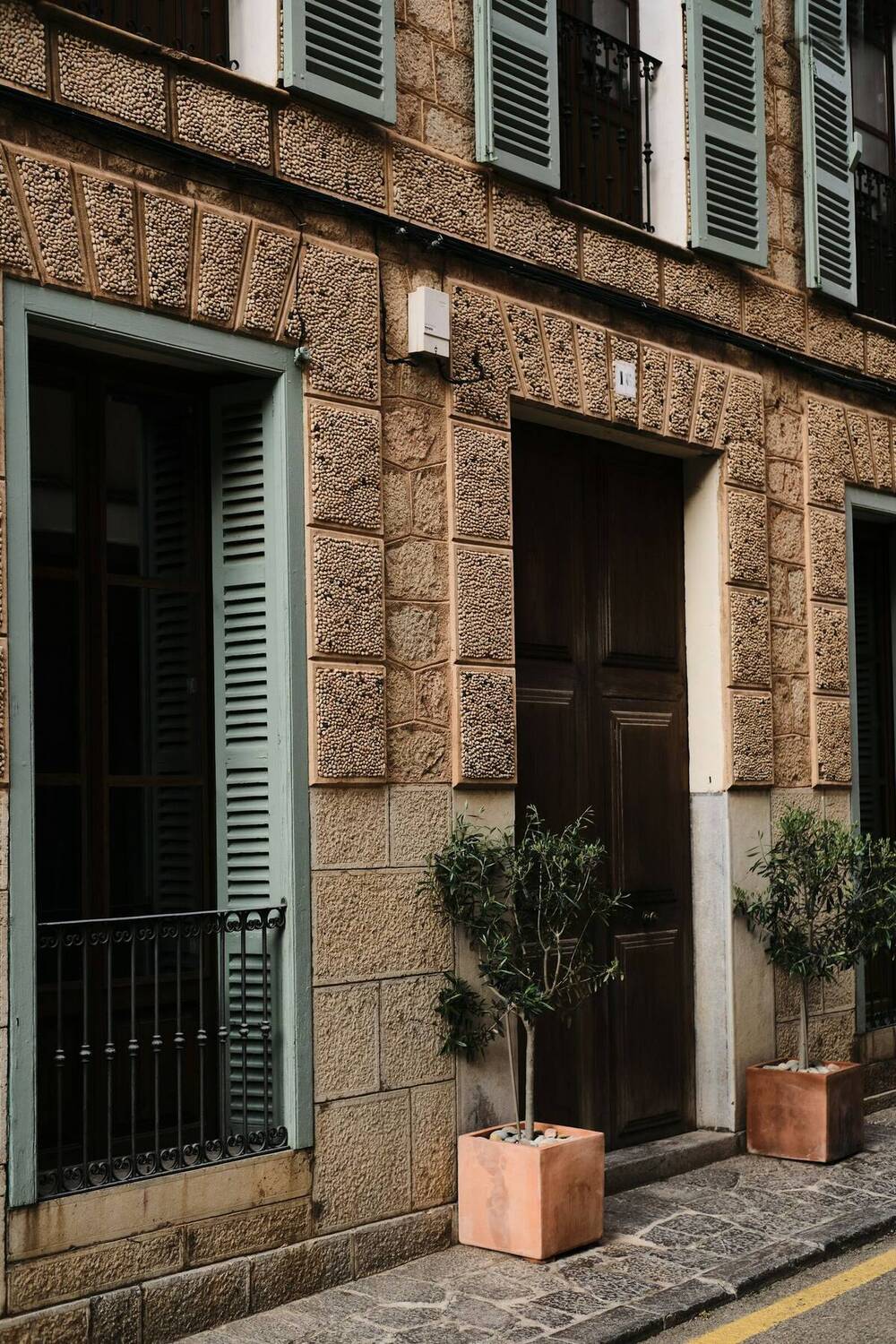 Finca auf Mallorca mit Naturstein und grünen Läden