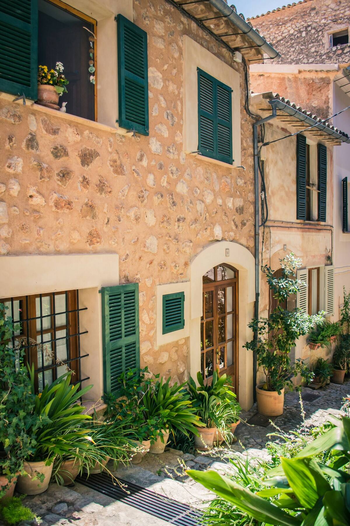 Mallorquinische Finca-Außenansicht mit Naturstein